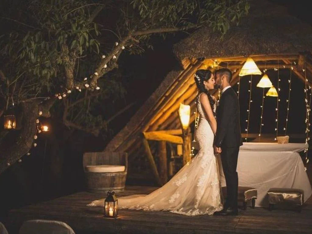 Recién casados besándose al aire libre en la chacra rafaella chacraeventos, Canelones