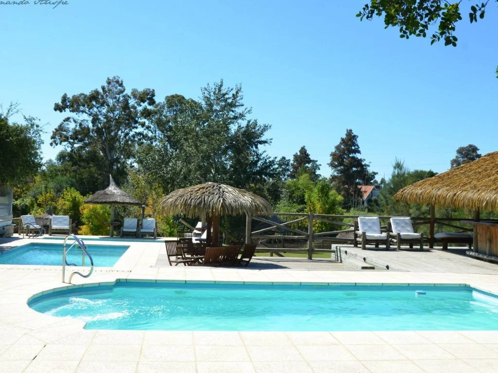 Piscinas brillando bajo el sol en un día soleado en Rafaella ChacraEventos, listas para disfrutar