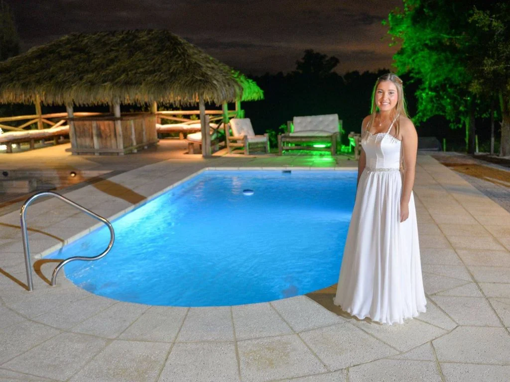 Cumpleañera sobre la piscina rafaella chacraeventos