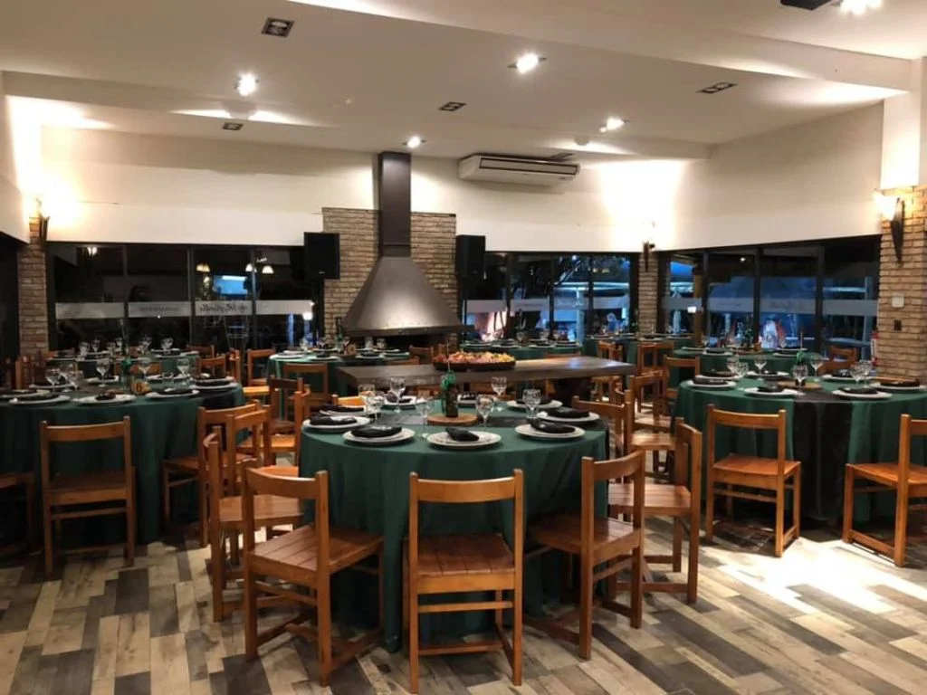 Mesas elegantemente decoradas y listas para recibir a los invitados en Rafaella ChacraEventos