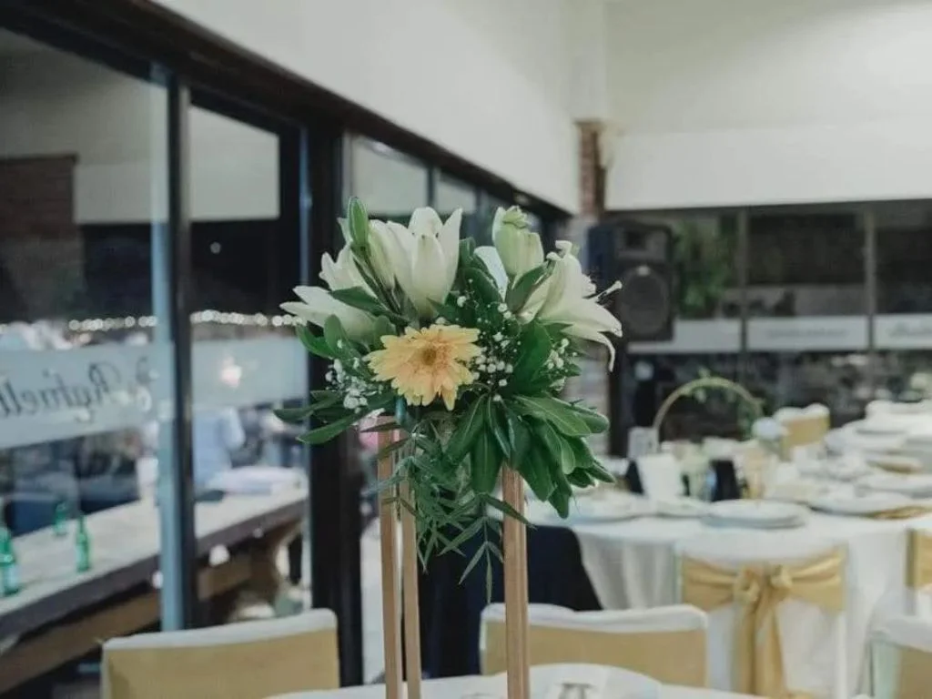 Centro de mesa con flores frescas decorando el evento en Rafaella ChacraEventos