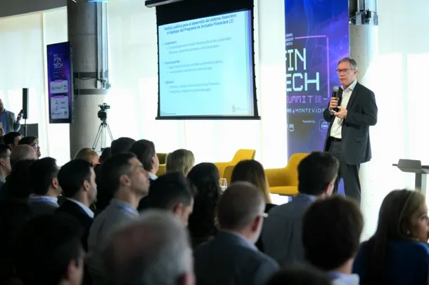 El subsecretario Vallcorba expuso sobre inclusión financiera en el Fintech Summit 2025