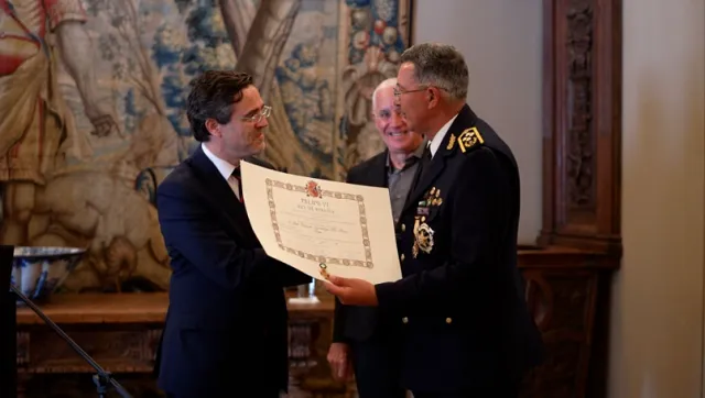 España distingue al Director de la Policía Nacional por su aporte a la cooperación bilateral