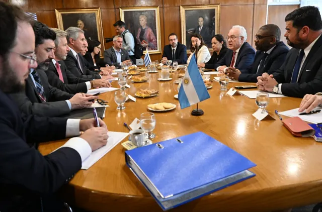 Ministro de Ambiente participó en reunión de cancilleres por planta de H2V en Paysandú