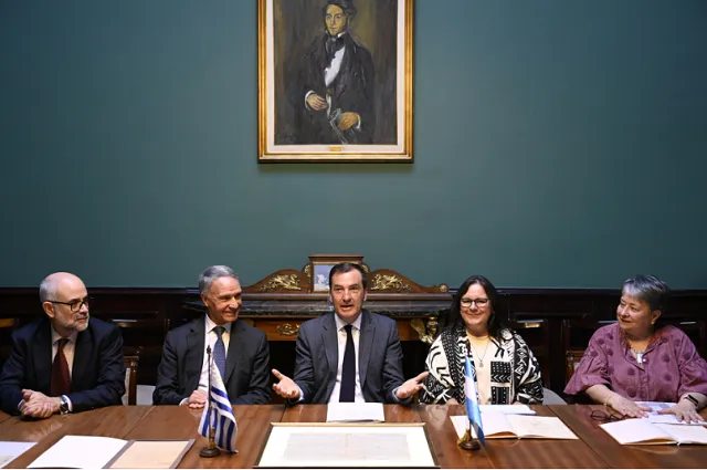 Uruguay recupera documentos históricos restituidos por Argentina en un acto de cooperación regional