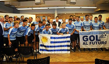 Gobierno entregó Pabellón Nacional y banderas de Gol al Futuro a la selección uruguaya de fútbol sub-20
