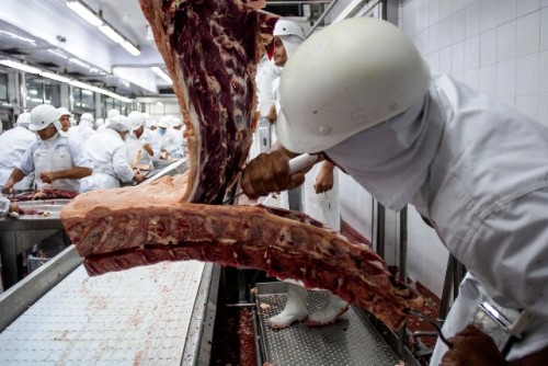 Vendedores de carne respaldan decisión del gobierno de importar carne vacuna con hueso