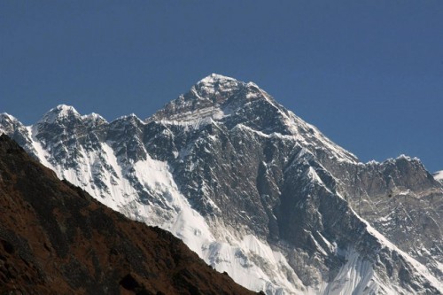 Nepal planea aumentar el permiso para escalar el Everest a 15.000 dólares por persona