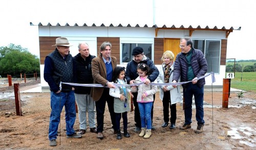 Mevir inauguró 17 viviendas nucleadas en madera y 22 soluciones habitacionales dispersas en Rivera